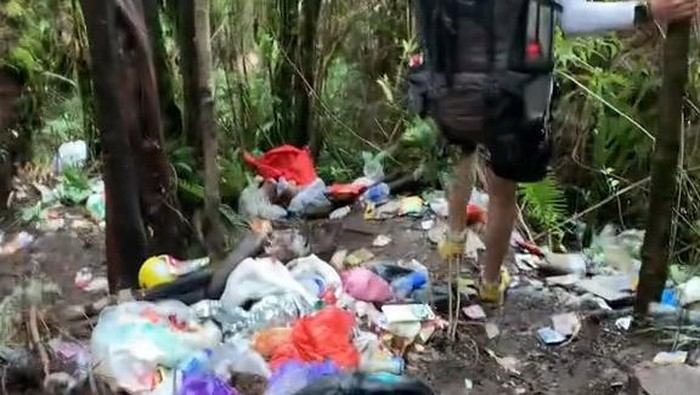 Sampah di jalur pendakian gunung gede