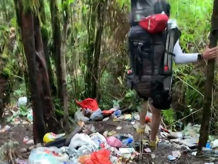 Sampah di jalur pendakian gunung gede