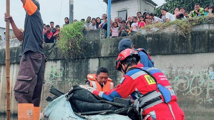 Seorang pria tercebur ke kali di Jakbar. Petugas damkar mengevakuasi korban yang merupakan orang dengan gangguan kejiwaan (ODGJ). (dok Istimewa)