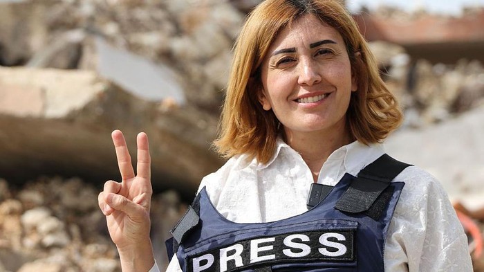 Pada 2024, Amal Khalil (foto atas) pernah mengatakan dirinya menjadi sasaran ancaman pembunuhan Israel yang memperingatkannya agar meninggalkan Lebanon selatan, menurut laporan media lokal. (AFP via Getty Images)