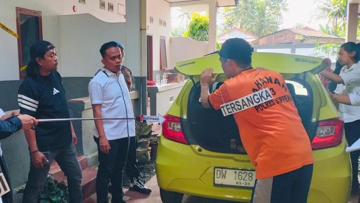 Polisi saat melakukan rekonstruksi kasus pembunuhan terhadap wanita berinisial NI (25) oleh mantan pacarnya, BA (25) di Kabupaten Soppeng.