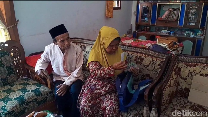 Suminten (72) dan Suhari (74), warga Desa/Kecamatan Pasrujambe, Lumajang tertipu Rp 81 dengan janji bisa berangkat haji lebih cepat.
