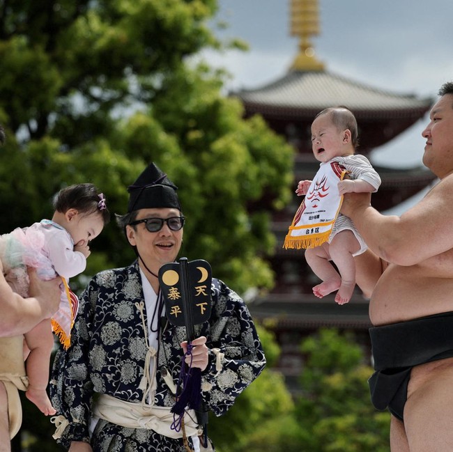 Tangisan Bayi Warnai Tradisi Nakizumo