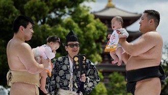 Tangisan Bayi Warnai Tradisi Nakizumo