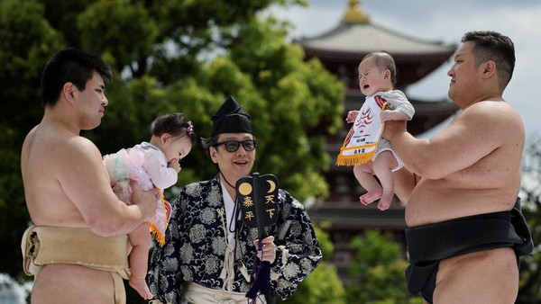 Tangisan Bayi Warnai Tradisi Nakizumo