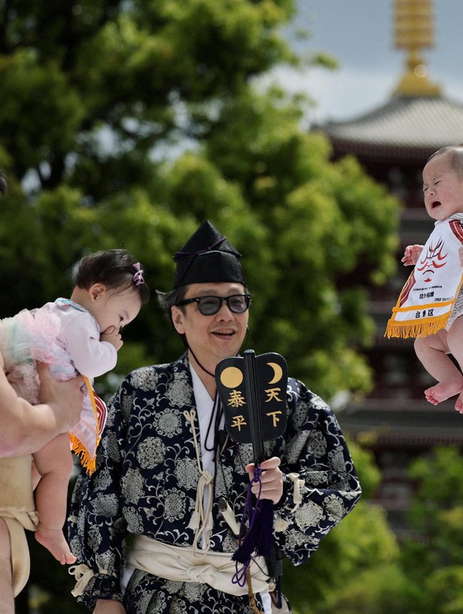 Tangisan Bayi Warnai Tradisi Nakizumo