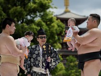 Tangisan Bayi Warnai Tradisi Nakizumo