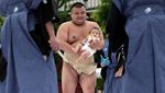 Tangisan Bayi Warnai Tradisi Nakizumo