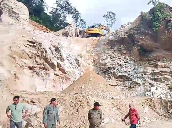 Tim Cabang Dinas ESDM Wilayah II Dairi bersama Pemkab Karo meninjau lokasi (Dok. Disperindag ESDM Sumut)