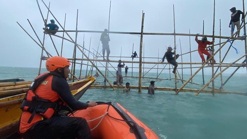 Tim SAR melakukan pencarian korban hilang saat melaut di Teluk Kupang, NTT, Sabtu (25/4/2026). (Dok. Kantor Pencarian dan Pertolongan Kupang)