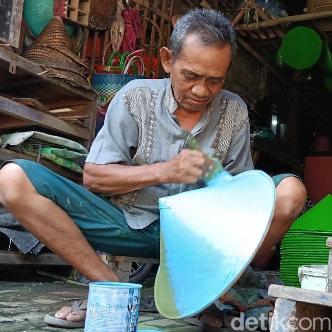 Mengintip Pembuatan Caping Indramayu