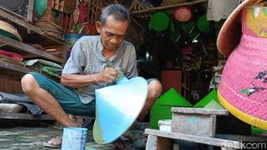 Mengintip Pembuatan Caping Indramayu