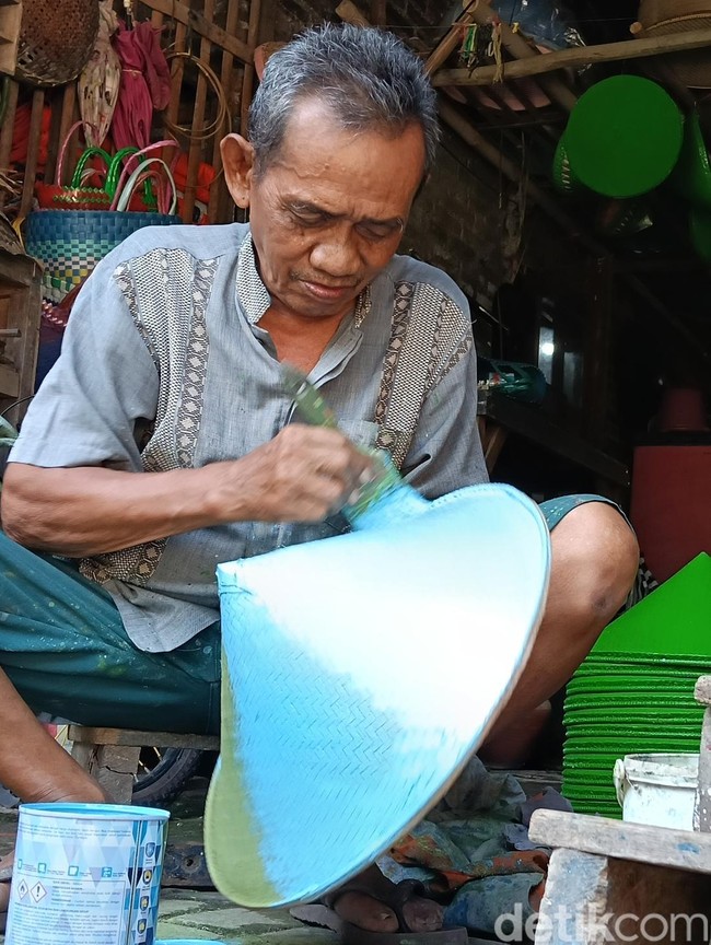 Mengintip Pembuatan Caping Indramayu