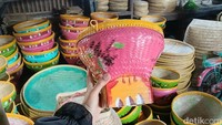 Selain topi caping, rumah produksi di Desa Mekargading, Kecamatan Sliyeg, Kabupaten Indramayu, juga memproduksi cepon -bakul atau wadah tradisional yang terbuat dari bambu.  