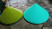 Topi caping yang berwarna hijau ini adalah topi dengan lima lapisan cat dan dicampur sedikit semen, sedangkan yang sebelah kanan tujuh lapisan cat tanpa campuran semen. Perbedaan lapisan ini membedakan harga jual.  
