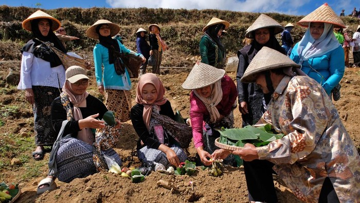 Sejumlah petani berjalan sambil membawa berbagai macam sesaji saat tradisi Wiwit Tanam Tembakau di perladangan kawasan lereng Gunung Sumbing, Desa Wonosari, Bulu, Temanggung, Jawa Tengah, Jumat (24/4/2026). Petani setempat menggelar tradisi selamatan untuk mengawali musim tanam tembakau tahun 2026 sebagai permohonan doa kepada Tuhan YME agar selama proses menanam sampai musim panen diberi kelancaran dan kesuksesan. FOTO ANTARA/Anis Efizudin/YU