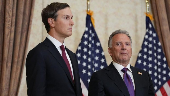Jared Kushner (kiri) dan Steve Witkoff (kanan) akan terbang ke Pakistan pada Sabtu (25/4) pagi (REUTERS)