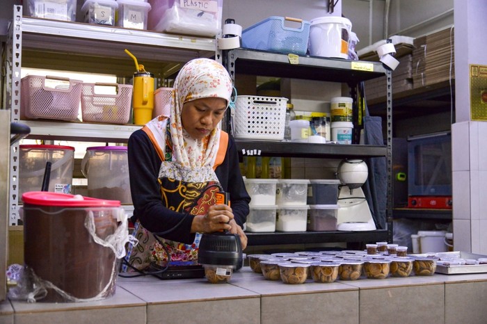 Nurul Asyiqin Mohamad Ramli merupakan seorang penjual kue asal Sabak Bernam, Selangor, Malaysia yang dikenal sebagai pendiri Cocokins.