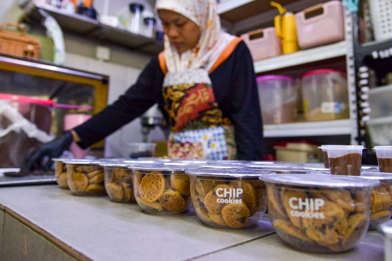 Nurul Asyiqin Mohamad Ramli merupakan seorang penjual kue asal Sabak Bernam, Selangor, Malaysia yang dikenal sebagai pendiri Cocokins.