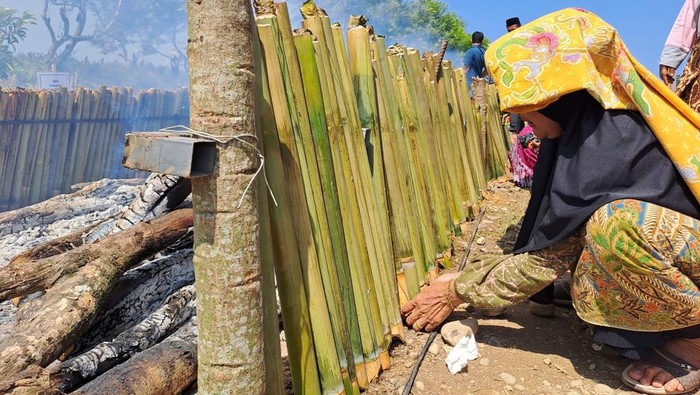 Warga Abdya memasak lemang di acara HUT ke-24 Kabupaten Aceh Barat Daya (Abdya). (Agus Setyadi/detikSumut)