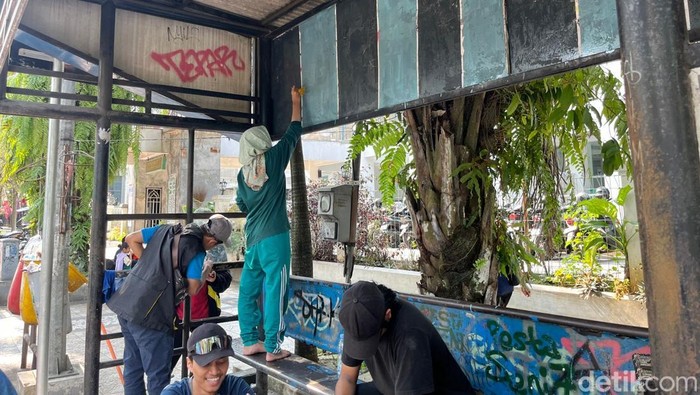 Tak Tahan Kondisi Memprihatinkan, Warga Malang Benahi Halte Transjatim sendiri