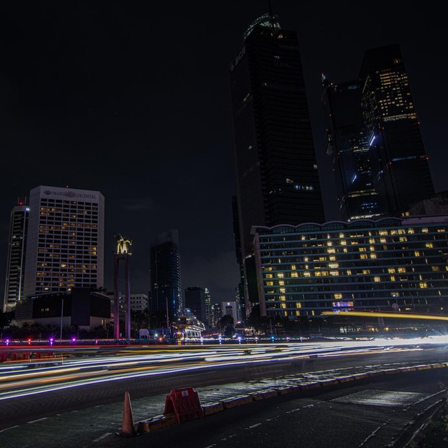 Aksi Hemat Energi, Jakarta Gelap Sejam saat Peringatan Hari Bumi