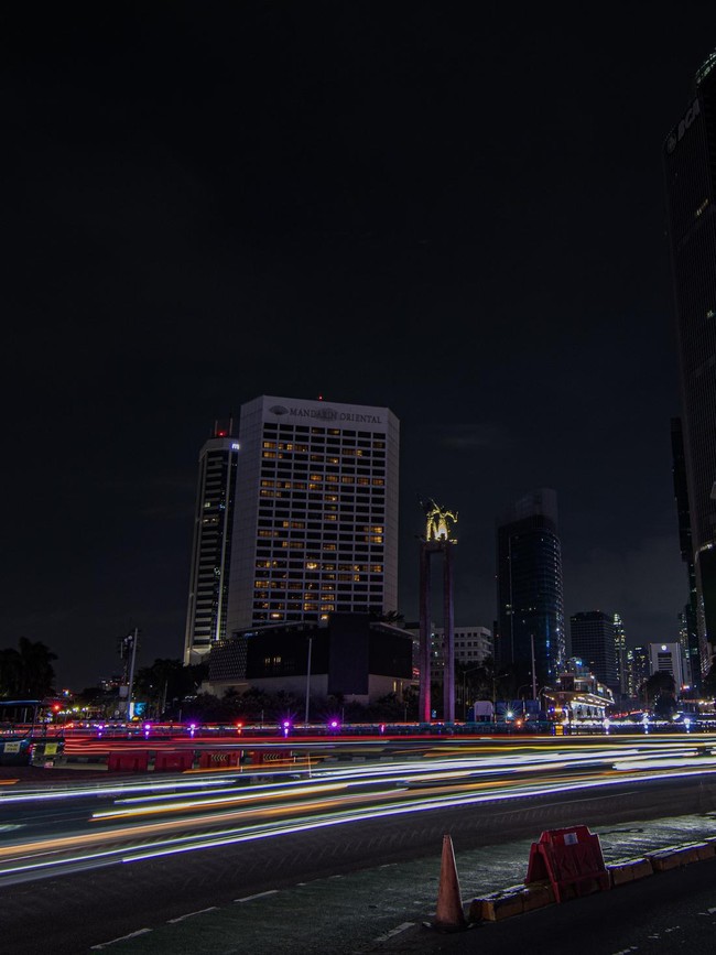 Aksi Hemat Energi, Jakarta Gelap Sejam saat Peringatan Hari Bumi