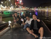 Menelusuri Sungai Martapura di Malam Hari dengan Klotok