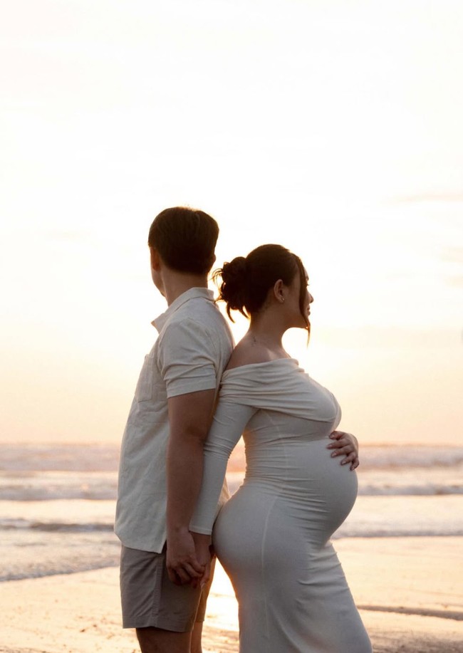 Artis cantik Amanda Manopo saat ini diketahui tengah hamil anak pertamanya dengan Kenny Austin. Baru-baru ini ia membagikan pemotretan preweddingnya bersama suami di tepi pantai. Foto: Instagram/@amandamanopo