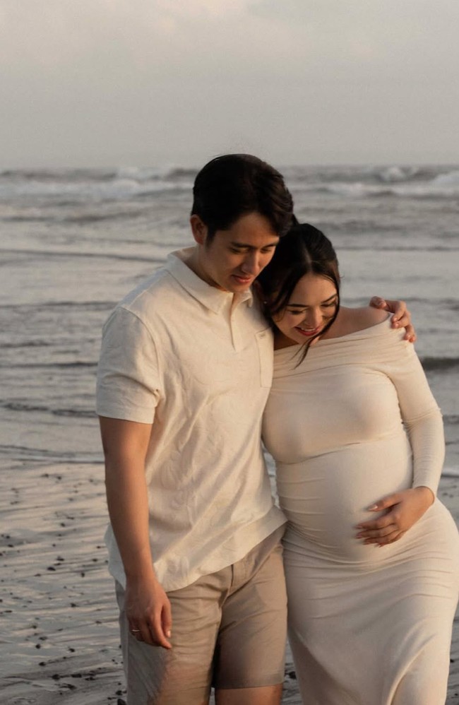 Amanda dan Kenny tampil kompak kenakan busana berwarna ivory. Amanda tampil dengan dress sabrina bodycon, sementara Kenny padukan polo shirt dan celana pendek warna coklat. Foto: Instagram/@amandamanopo