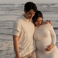 Amanda dan Kenny tampil kompak kenakan busana berwarna ivory. Amanda tampil dengan dress sabrina bodycon, sementara Kenny padukan polo shirt dan celana pendek warna coklat. Foto: Instagram/@amandamanopo