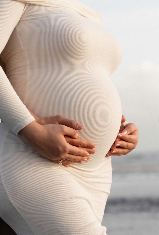 Baby bump di perut Amanda terlihat sudah semakin besar. Dengan model dress bodycon, perut dan lekuk tubuh Amanda jelas terlihat. Foto: Instagram/@amandamanopo