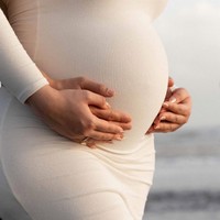 Baby bump di perut Amanda terlihat sudah semakin besar. Dengan model dress bodycon, perut dan lekuk tubuh Amanda jelas terlihat. Foto: Instagram/@amandamanopo