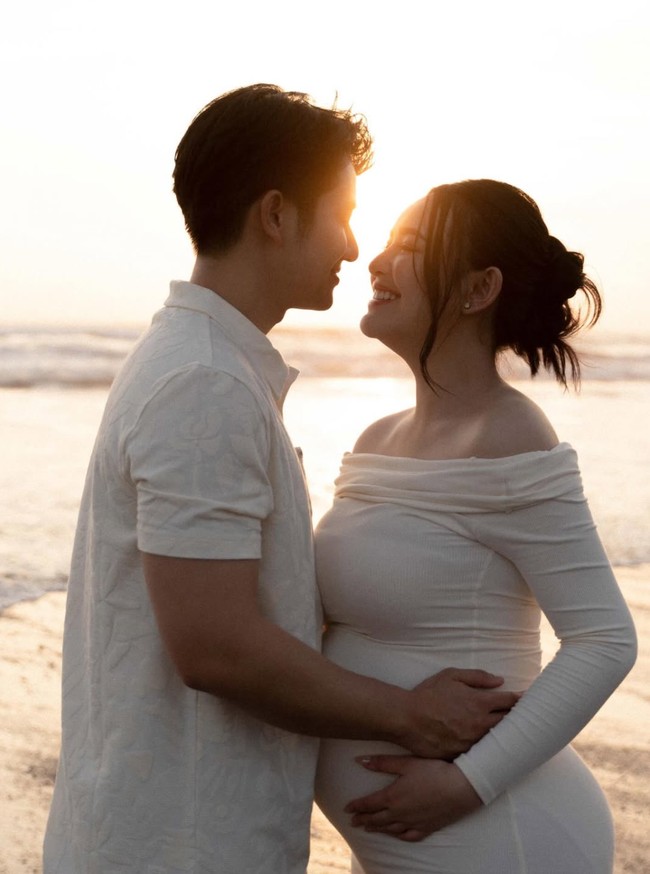 Akan segera menjadi orangtua baru, Amanda dan Kenny juga memamerkan pose kemesraan mereka. Menikah pada 10 Oktober 2025, Amanda dan Kenny kini terlihat makin nempel. Foto: Instagram/@amandamanopo