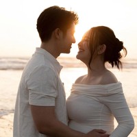 Akan segera menjadi orangtua baru, Amanda dan Kenny juga memamerkan pose kemesraan mereka. Menikah pada 10 Oktober 2025, Amanda dan Kenny kini terlihat makin nempel. Foto: Instagram/@amandamanopo