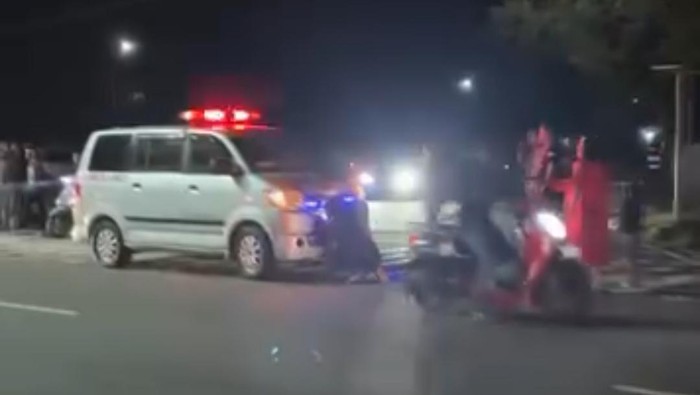Ambulans tabrak pejalan kaki di Maros.