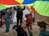 Anak-anak Pengungsi Jalani Hidup di Perkemahan Darurat Beirut