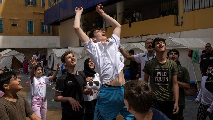 Anak-anak Pengungsi Jalani Hidup di Perkemahan Darurat Beirut