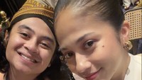 Bastian Steel dan kekasihnya Sitha Marino juga hadir dalam acara akad nikah tersebut. Foto: dok instagram Sitha Marino