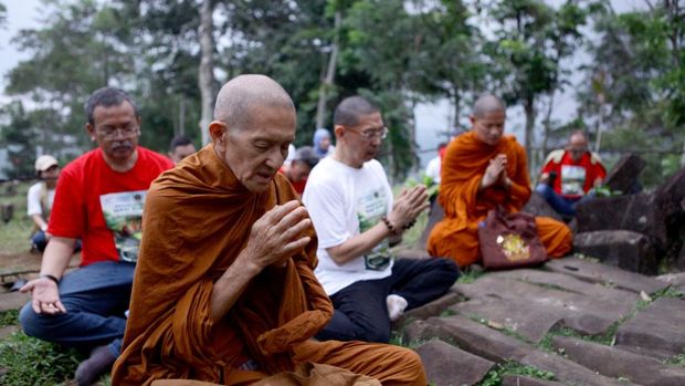 biksu panjatkan doa di Situs Gunung Padang biksu panjatkan doa di Situs Gunung Padang