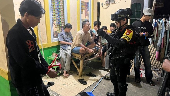 Brimob Polda Metro Jaya amankan celurit yang akan digunakan untuk tawuran di Jakarta Timur.