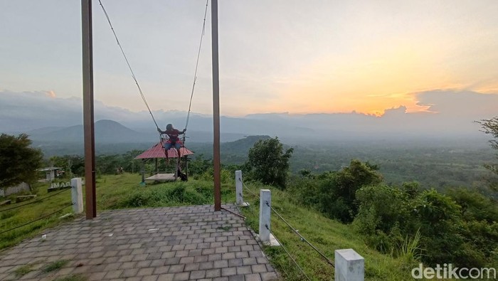Bukit Dami Probolinggo Bukit Dami di Probolinggo menjadi lokasi favorit wisatawan berburu senja