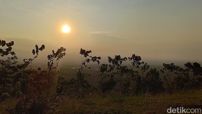 Bukit Dami Probolinggo Suasana bukit dami, tempat berburu matahari terbenam di Probolinggo