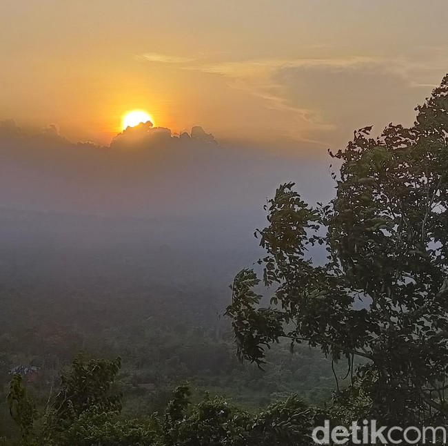 Potret Senja di Bukit Dami Probolinggo yang Bikin Berhenti Sejenak