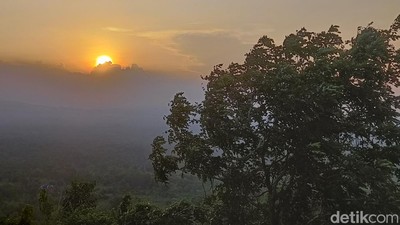 Potret Senja di Bukit Dami Probolinggo yang Bikin Berhenti Sejenak