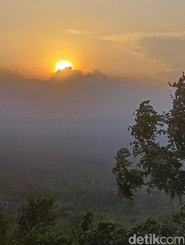 Potret Senja di Bukit Dami Probolinggo yang Bikin Berhenti Sejenak