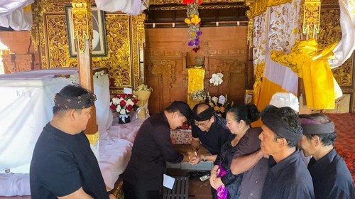 Bupati Karangasem, I Gusti Putu Parwata, bersama keluarga besarnya melayat ke kediaman Wakil Bupati Karangasem, Pandu Prapanca Lagosa, atas berpulangnya ayahandanya, Minggu (26/4/2026). (Foto: I Wayan Selamat Juniasa/detikBali)