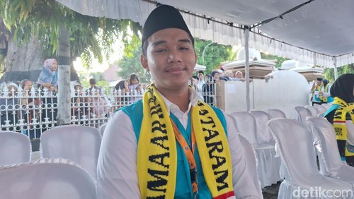 Lalu Fasya Abiyyu Ramdhani, calon haji termuda di NTB asal Mataram dengan usia 17 tahun, saat diwawancarai di halaman Kantor Wali Kota Mataram, Minggu (26/4/2026) pagi.