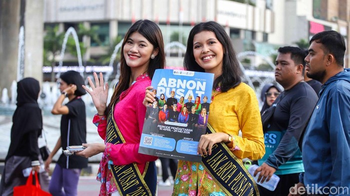 Kawasan Bundaran HI dimanfaatkan sebagai ruang edukasi publik terkait pendaftaran Abang None Jakarta Pusat saat pelaksanaan Hari Bebas Kendaraan Bermotor (HBKB) atau Car Free Day (CFD), Minggu (26/4/2026).