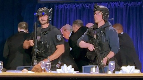 Situasi mencekam terjadi di Washington, D.C. saat seorang pria bersenjata melepaskan tembakan di luar lokasi berlangsungnya makan malam tahunan White House Correspondents Association (WHCA), Sabtu (25/4/2026). Insiden tersebut memicu kepanikan dan respons cepat dari aparat keamanan.